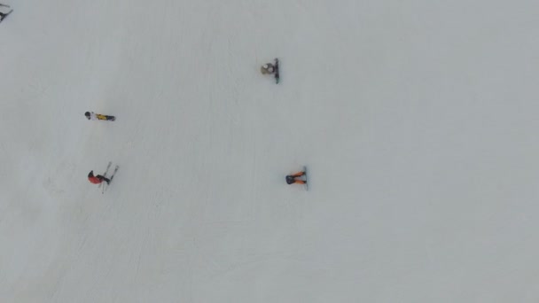 Skigebiet # 17, Skifahrer fahren vom Hügel ab, Antenne — Stockvideo