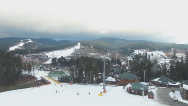 Ski Resort #14, narciarzy, wyciąg krzesełkowy, antenowe panorama — Wideo stockowe