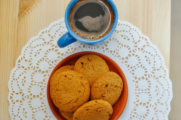 Bisküvi ve siyah kahve