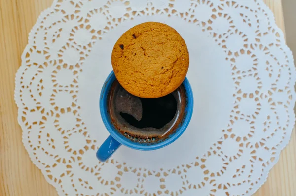 Bisküvi ve siyah kahve