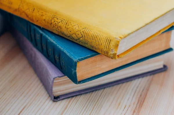 Tablo renkli kitaplar