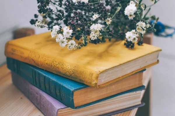 Flowers and books — Stock Photo, Image