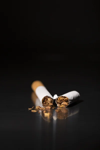 Primer plano cigarrillo roto, dejar de fumar — Foto de Stock
