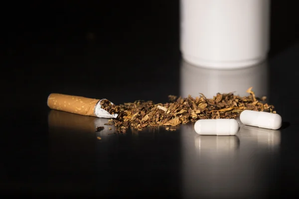 Primer plano roto cigarrillo dejar de fumar — Foto de Stock