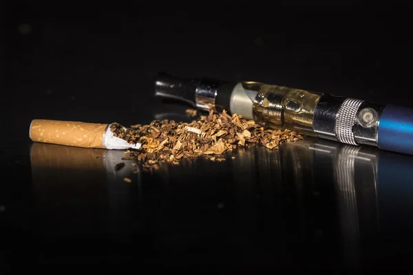 Close up cigarro quebrado parar de fumar — Fotografia de Stock
