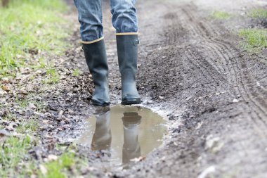 Kırsal yolda yürüme lastik bot