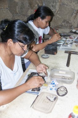 İnsanlar jeweleries el ile yapma