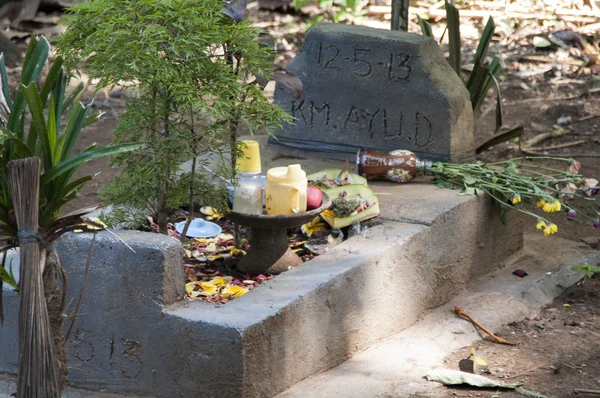 Eski ve geleneksel mezar mezarlık