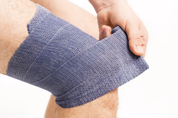 Mann elastische Binde am Knie — Stockfoto