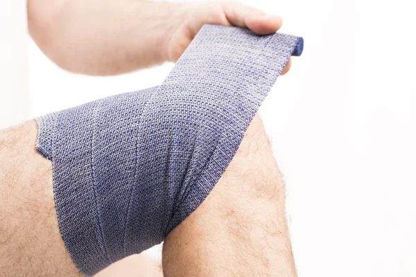 Mann elastische Binde am Knie — Stockfoto