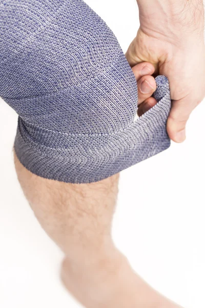 Mann elastische Binde am Knie — Stockfoto