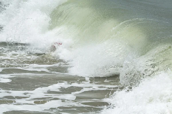 Body border under wave