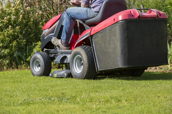 Rasenmähen mit Traktor — Stockfoto