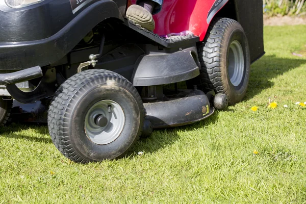トラクターが付いている芝生を刈る — ストック写真