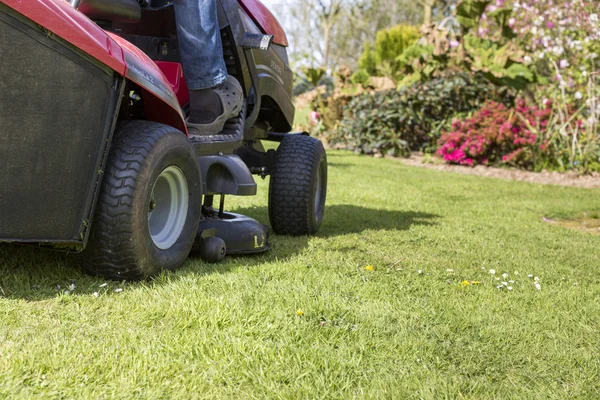 Traktör ile çim biçme