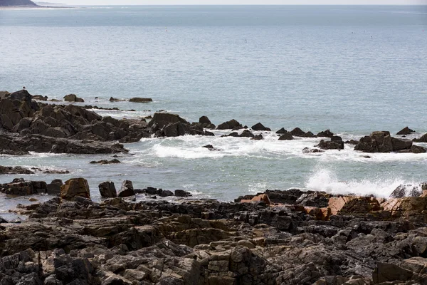 Скелі і хвилі морська вода — стокове фото