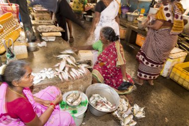 bir semt pazarı, ana günlük piyasa balık satan insanlar.