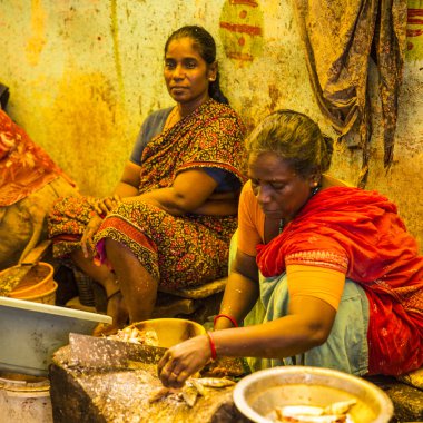 bir semt pazarı, ana günlük piyasa balık satan insanlar.