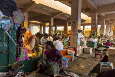 bir semt pazarı, ana günlük piyasa balık satan insanlar.