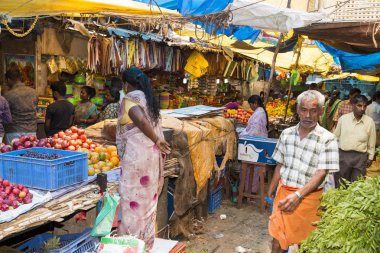Meyve ve sebze Hint pazarında satış