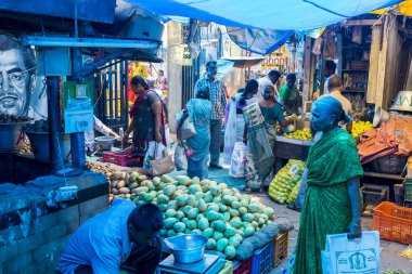 Meyve ve sebze Hint pazarında satış