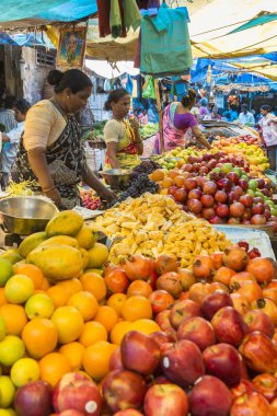 Meyve ve sebze Hint pazarında satış