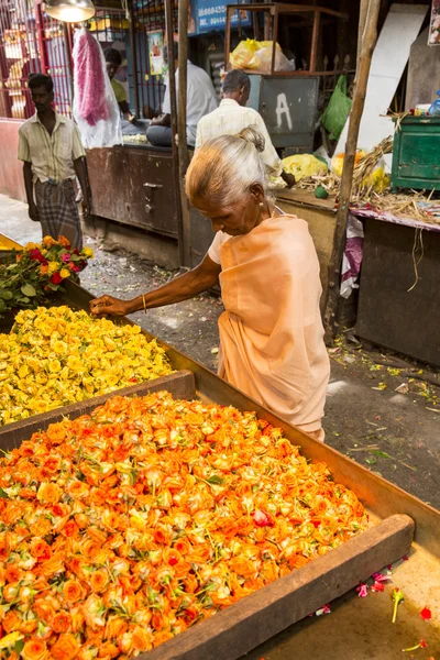 水果和蔬菜在印度市场上的销售 — 图库照片