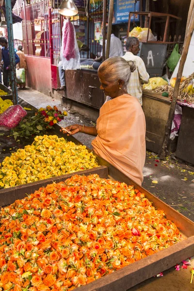 Ventas de frutas y hortalizas en el mercado indio — Foto de Stock