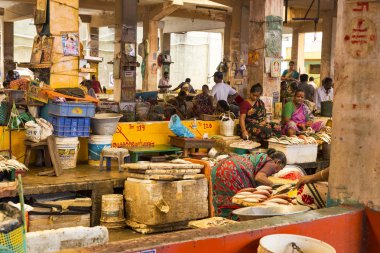 bir semt pazarı, ana günlük piyasa balık satan insanlar.