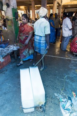 Meyve ve sebze Hint pazarında satış