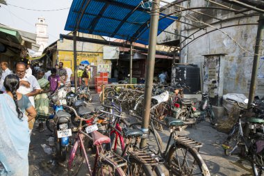 Meyve ve sebze Hint pazarında satış