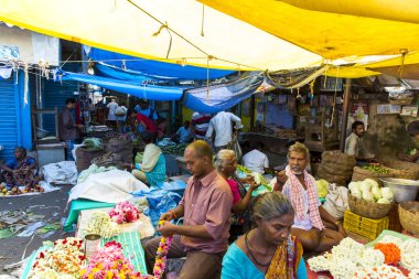 Meyve ve sebze Hint pazarında satış