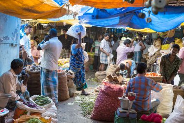 Meyve ve sebze Hint pazarında satış