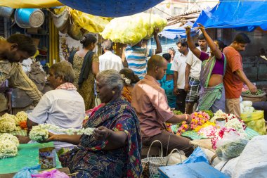 Meyve ve sebze Hint pazarında satış