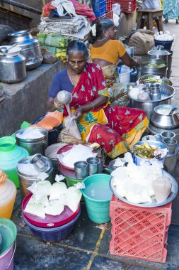 Meyve ve sebze Hint pazarında satış