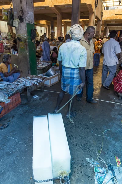 Meyve ve sebze Hint pazarında satış