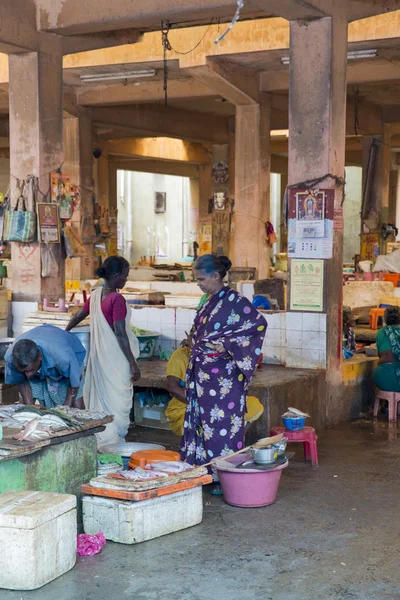 Meyve ve sebze Hint pazarında satış