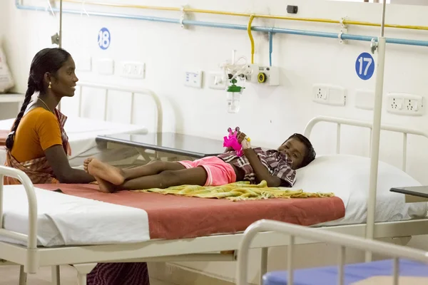 Ντοκιμαντέρ συντακτική. Pondicherry Jipmer νοσοκομείο, Ινδία - 1 Ιουνίου 2014. Ολόκληρο το ντοκιμαντέρ σχετικά με τον ασθενή και την οικογένειά τους. Documetary συντακτική. — Φωτογραφία Αρχείου