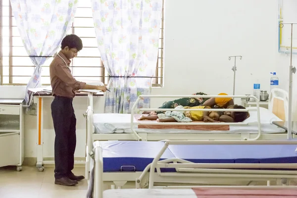ドキュメンタリーの編集。インドのポンディシェリ連邦直轄地域 Jipmer 病院 2014 年 6 月 1 日。患者および彼らの家族に関する完全なドキュメンタリー。Documetary 社説. — ストック写真