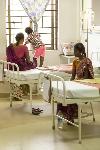 Editorial documental. Hospital Pondicherry Jipmer, India - 1 de junio de 2014. Documental completo sobre el paciente y su familia. Editorial Documental . — Foto de Stock