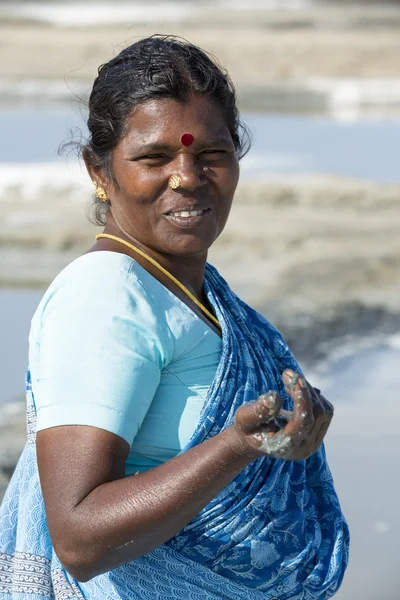 Editorial de imagen documental. Trabajador de campo de sal India — Foto de Stock