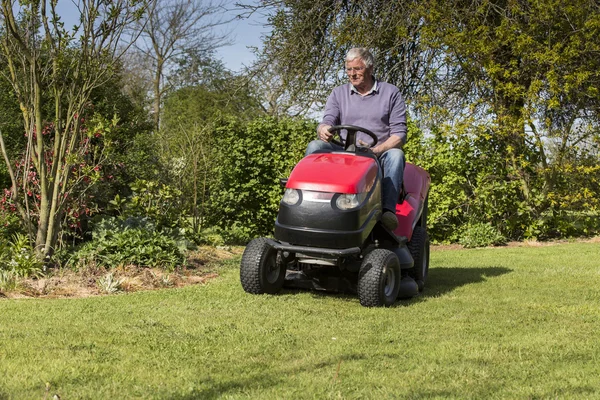 Senior tuinman gemaaid gras — Stockfoto