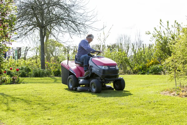 Senior tuinman gemaaid gras — Stockfoto