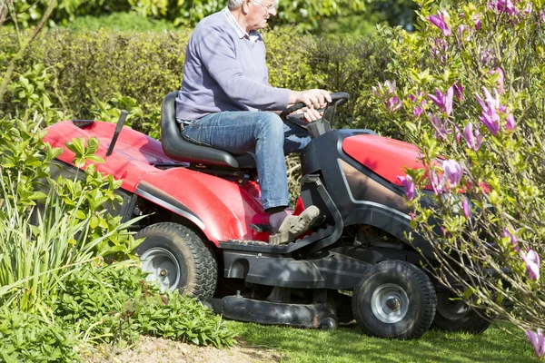 Senior tuinman gemaaid gras — Stockfoto