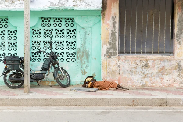 Homeless man sleeping India — Stock Photo, Image