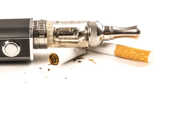 Cigarros eletrônicos e tabacco sobre fundo branco — Fotografia de Stock