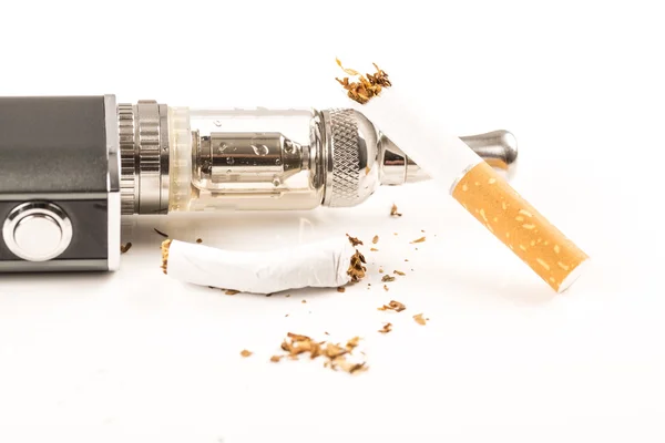 Elektronické cigarety a tabákové výrobky na bílém pozadí — Stock fotografie