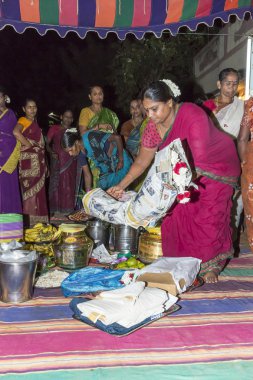 Pondicherry, Tamil Nadu, Hindistan - 11 Mayıs 2014: puja töreni