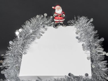 dize siyah arka plan üzerine beyaz hediye kutusu