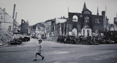 CAUDEBEC, FRANCE - Haziran Circa, 1994. Antika bir fotoğraf, okul üniformalı bir çocuğun yıkılmış bir binayla ve sırtında arabalarla karşıdan karşıya geçtiğini gösteriyor. Sinema fotoğrafçılığı çok gürültülü. Panoramik, BW